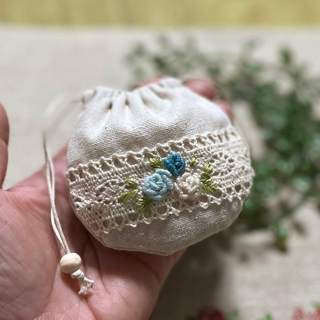 No.2306-66 手のひら巾着サシェ 香り袋 綿麻 ローズ刺繍 ブルー 白