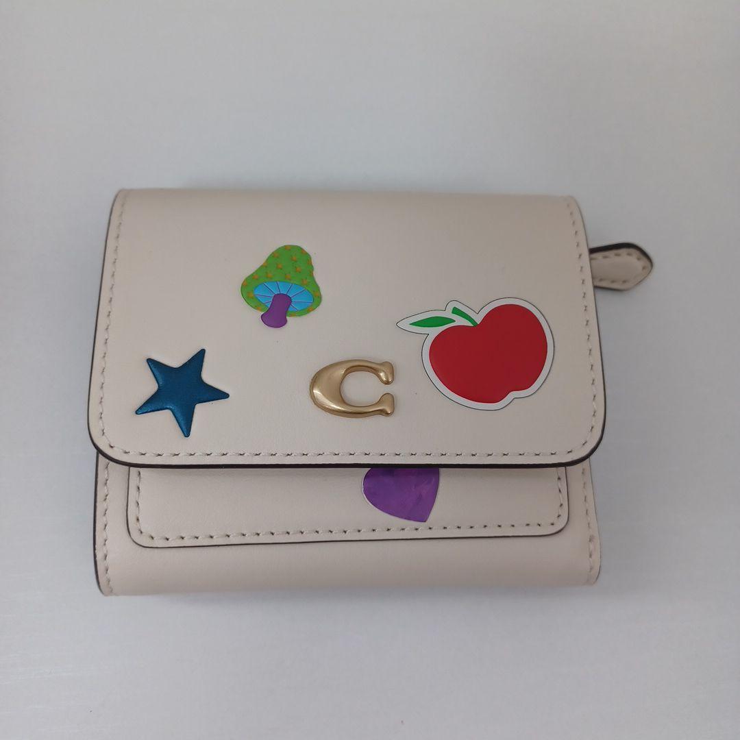 コーチ ミラ スモール フラップ ウォレット・ステッカー プリント