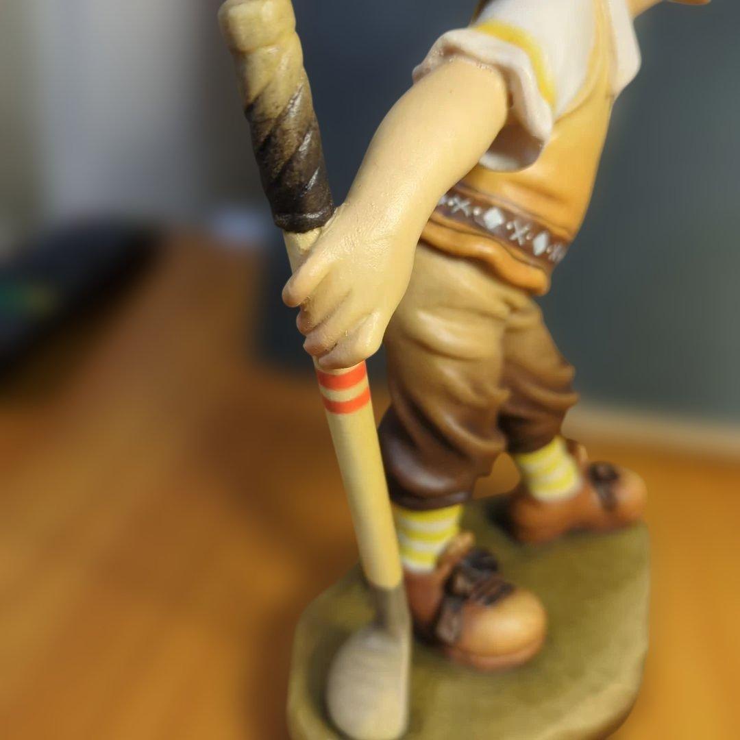 イタリア　アンリ社　木彫りの人形 ゴルフ少年　という作品