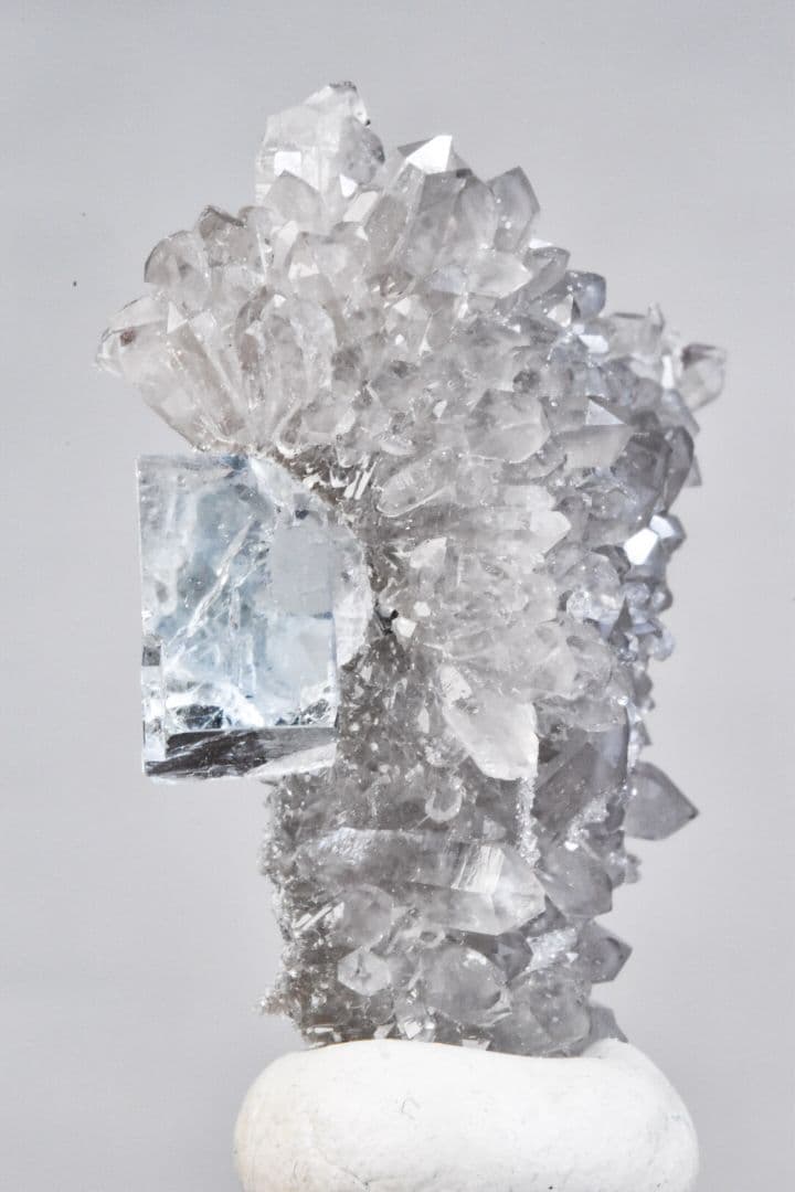 中国浙江省産 スモーキードゥルージークォーツと超透明なフローライトの共生