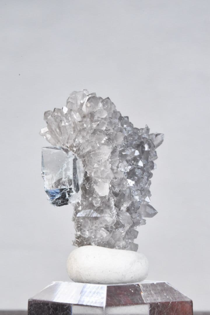 中国浙江省産 スモーキードゥルージークォーツと超透明なフローライトの共生