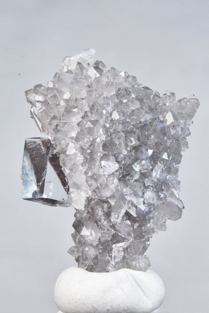 中国浙江省産 スモーキードゥルージークォーツと超透明なフローライトの共生