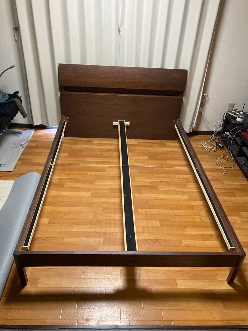 ダブルベッドフレーム　取来人現定