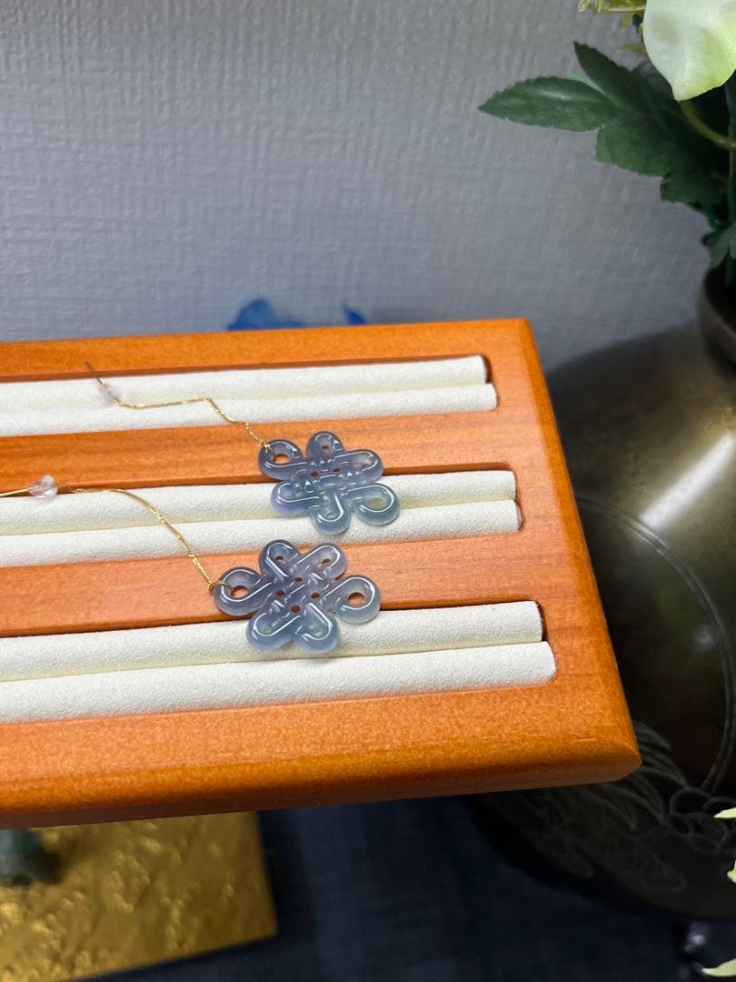 特選品‼️限定❣️希少品、高氷種儚い妖紫色18k中国結ピアス　鑑定書付き