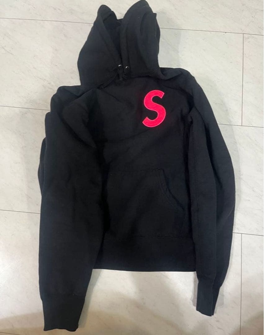 【売り切りセール】Supreme Sロゴ刺繍 パーカー 黒