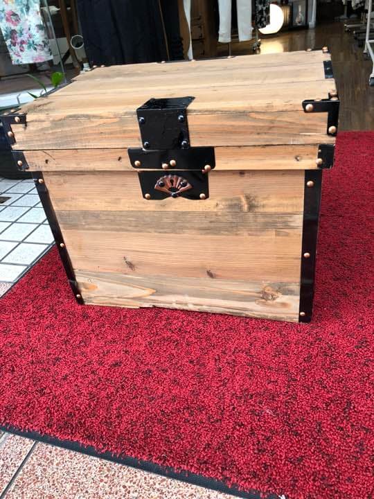 茶箱 を宝箱風に  縦42  横52  奥37  中  蓋  トタン張り