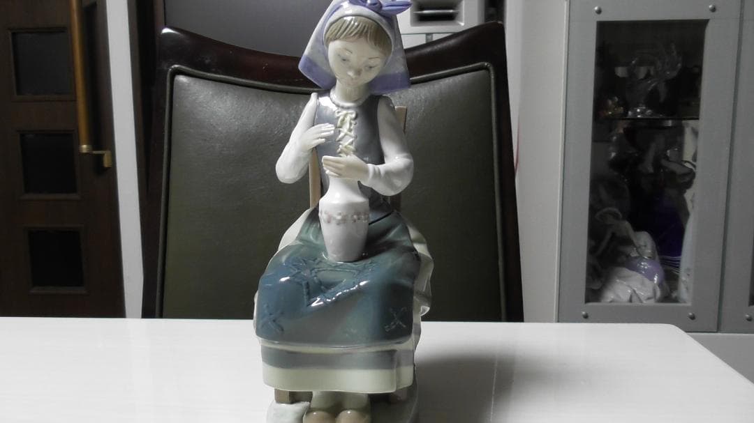 LLADRO　リヤドロ　【花瓶を持つ少女】　置物　インテリア　リアドロ　Ｌ387