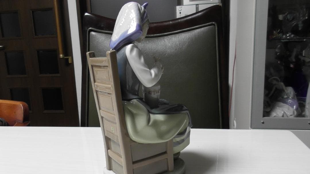 LLADRO　リヤドロ　【花瓶を持つ少女】　置物　インテリア　リアドロ　Ｌ387