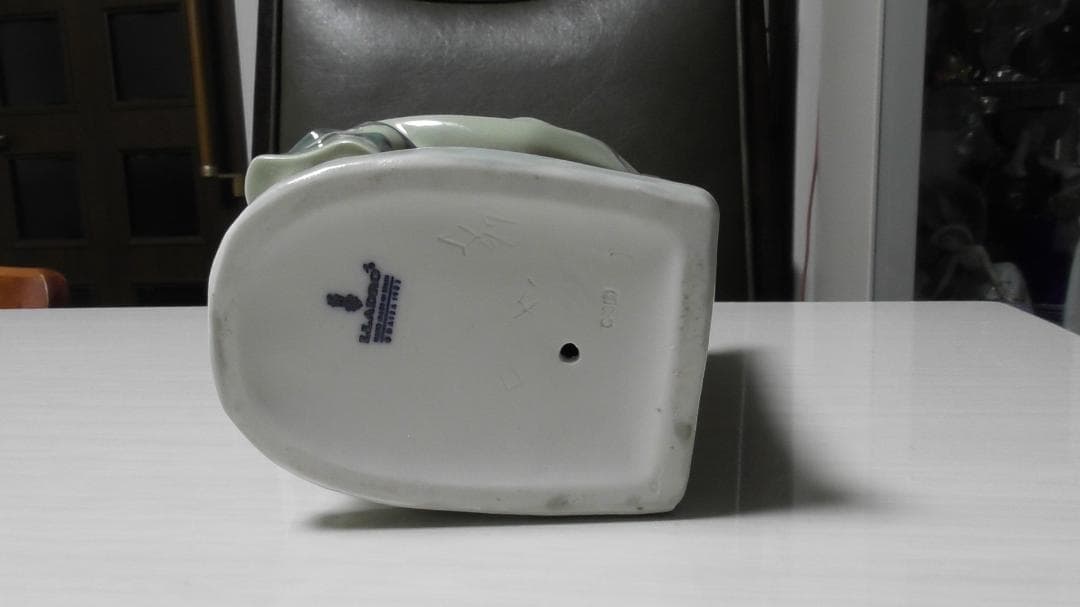 LLADRO　リヤドロ　【花瓶を持つ少女】　置物　インテリア　リアドロ　Ｌ387