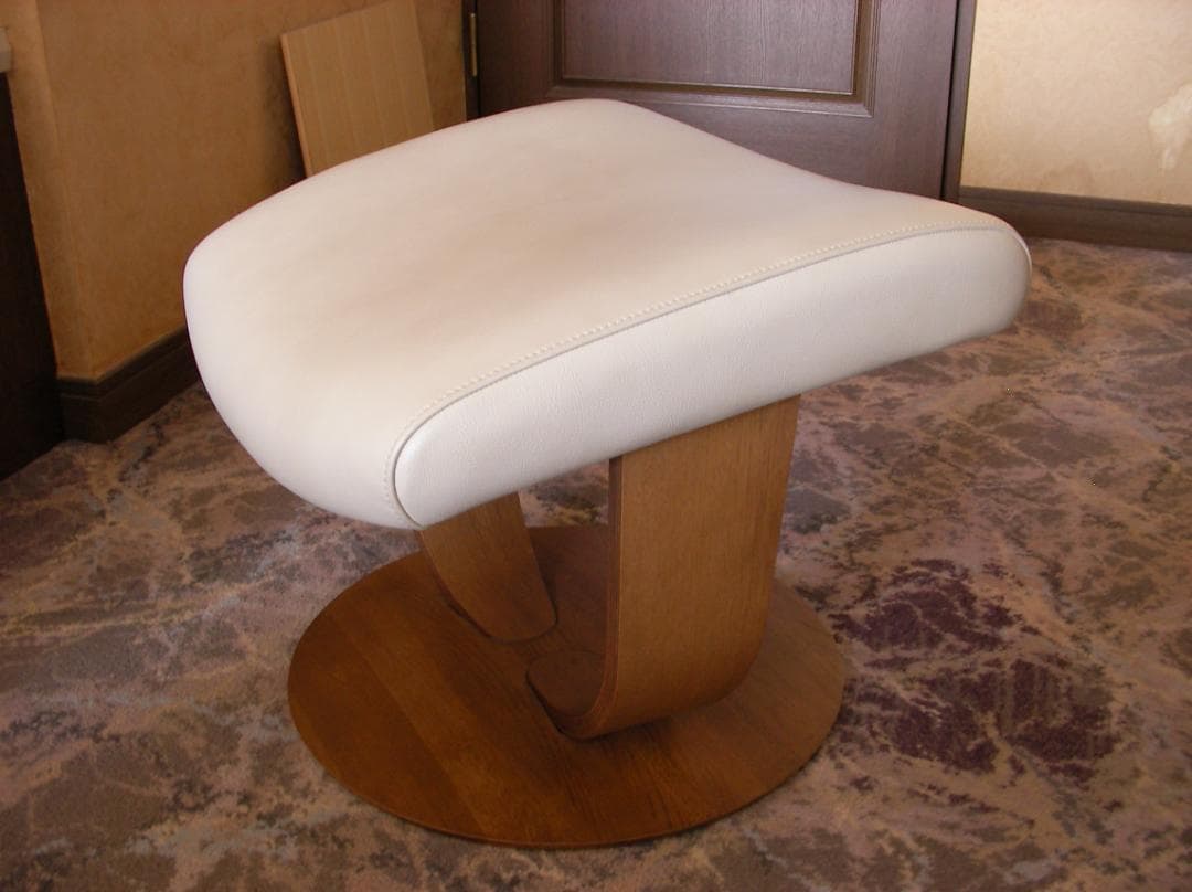 カリモク ザ・ファースト オットマンRU01モデル