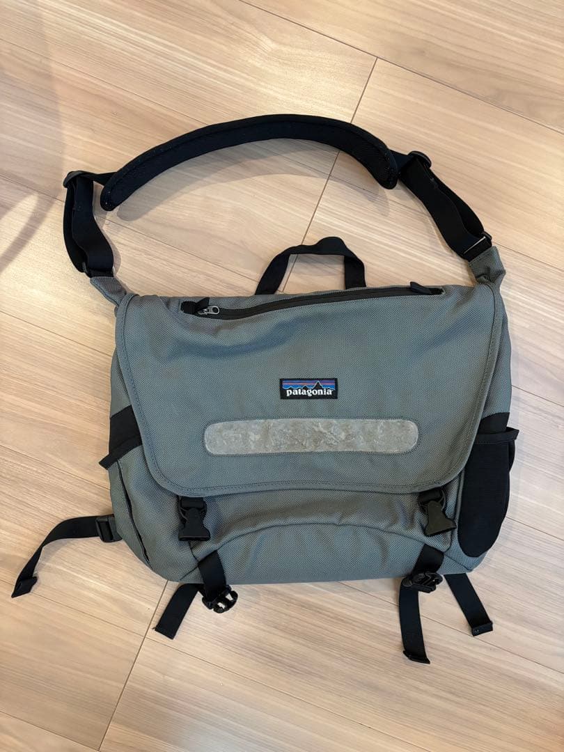 patagonia メッセンジャーバッグ ハーフマス　グレー