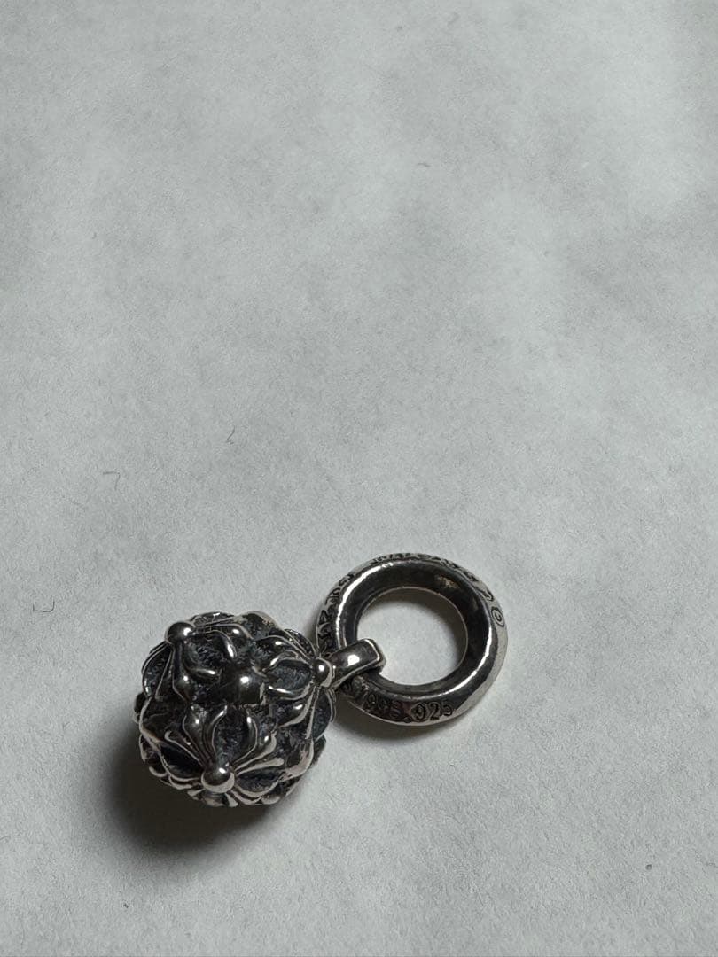 ク*ダ様 クロムハーツ ピラミッドプラスボール チャーム