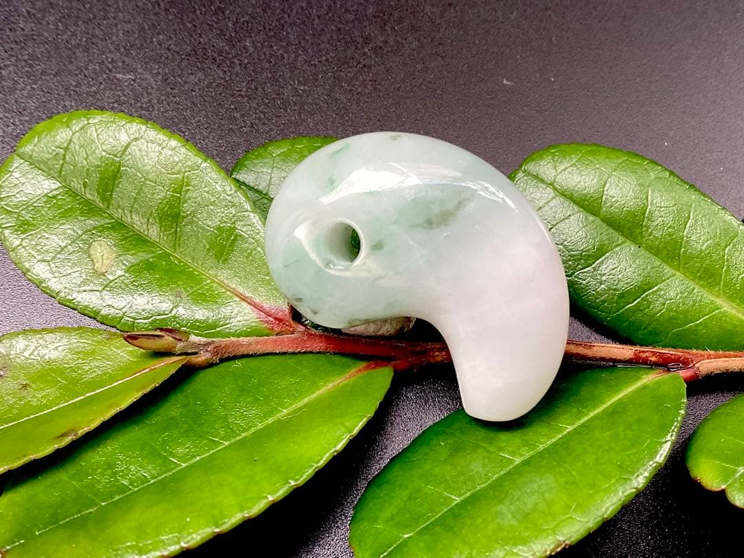 ✳摩訶不思議パワー　天然翡翠 淡いラベンダー色　糸魚川翡翠勾玉　本物を鑑別書付‼️