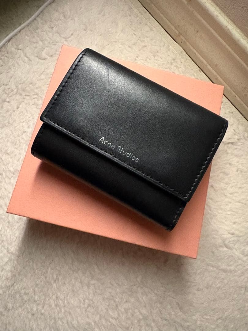 Acne Studios ブラック三つ折り財布