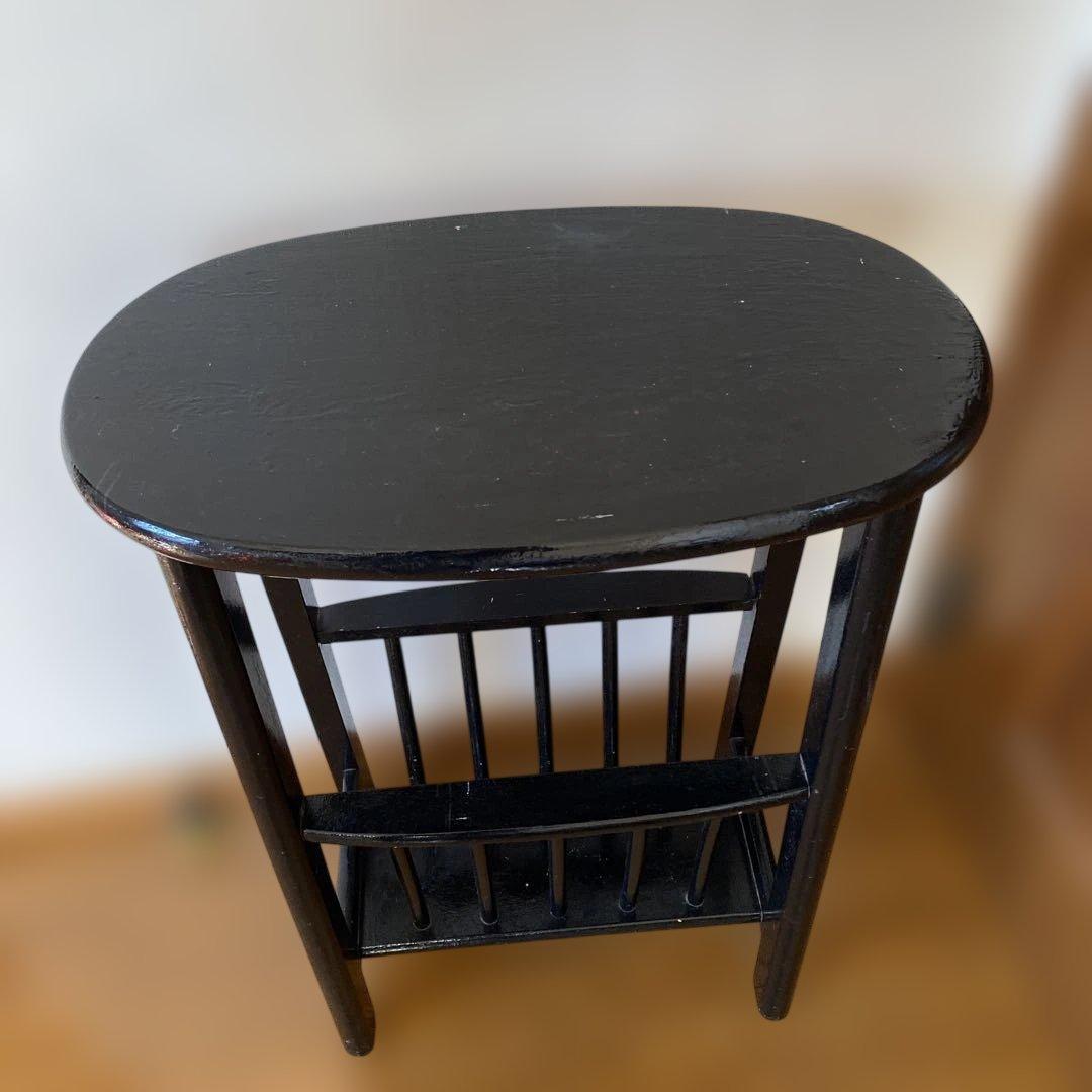 黒い木製楕円形ラック 下部収納付き