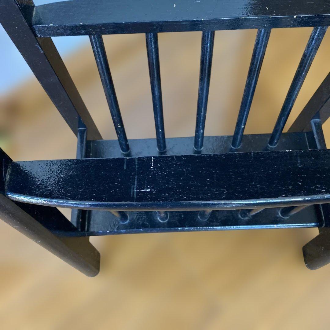 黒い木製楕円形ラック 下部収納付き