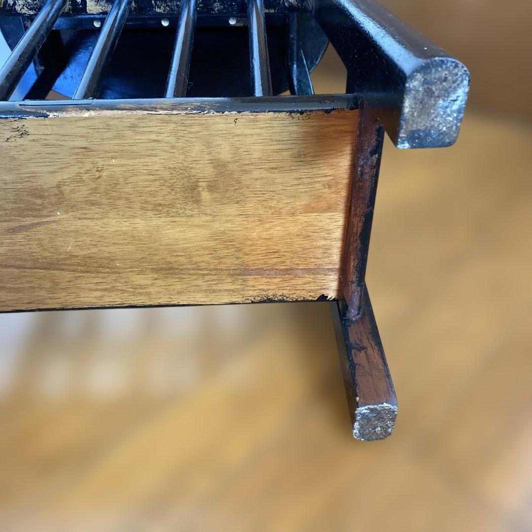 黒い木製楕円形ラック 下部収納付き