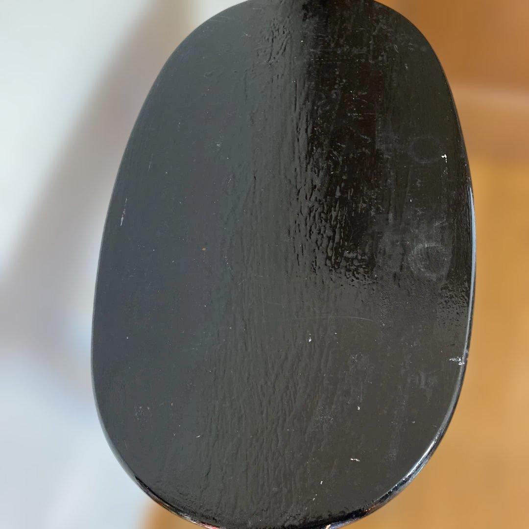 黒い木製楕円形ラック 下部収納付き