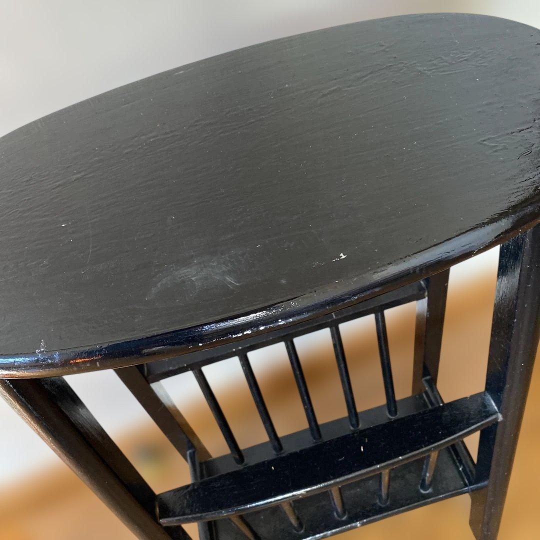 黒い木製楕円形ラック 下部収納付き