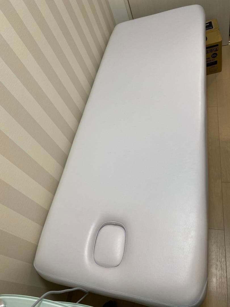 【値下げ】電動昇降　有孔エステベッド　（フェイスマット・アームレスト付き）