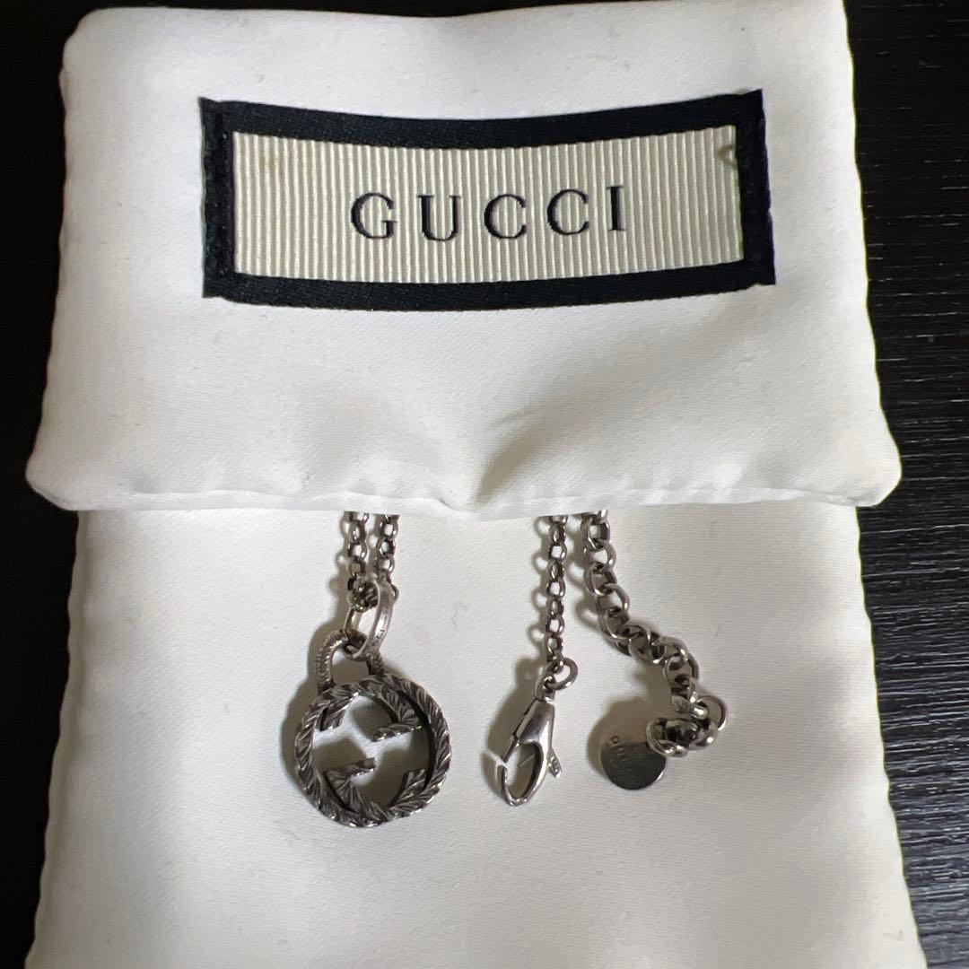 GUCCI シルバーネックレス　ロゴチャーム付き