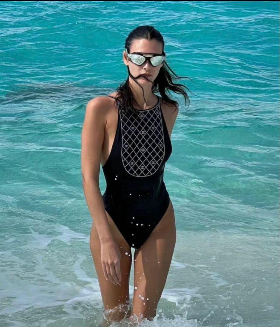 【正規品】シャネルCHANEL 2022-23クルーズ黒 ワンピース水着　36