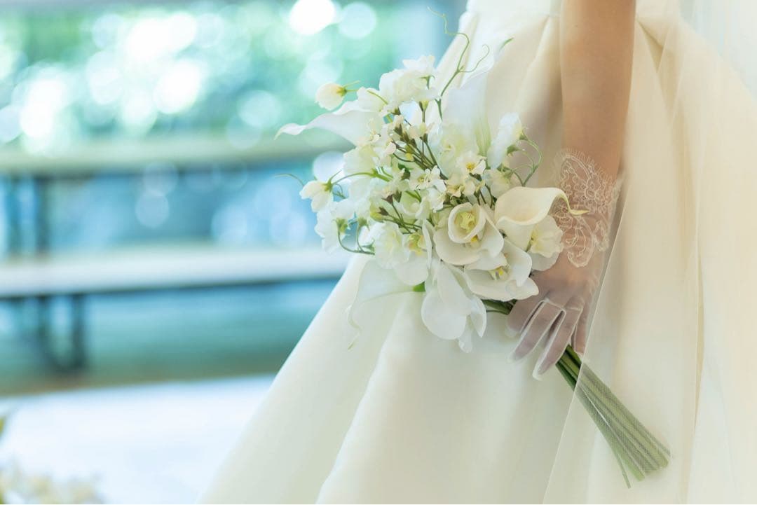 スイートピーと胡蝶蘭のブーケ【ブートニア付】