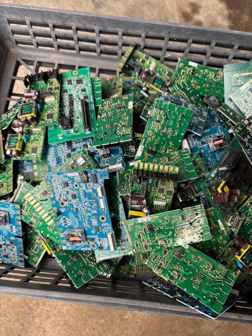 (約2.7キロ)ジャンク品。電磁基盤 。マザーボード