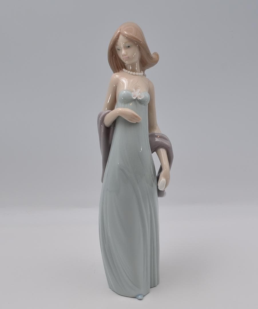 純真な女性　＃5487　No.2　★リヤドロ　スペイン　ポーセリン　箱付き　絶版