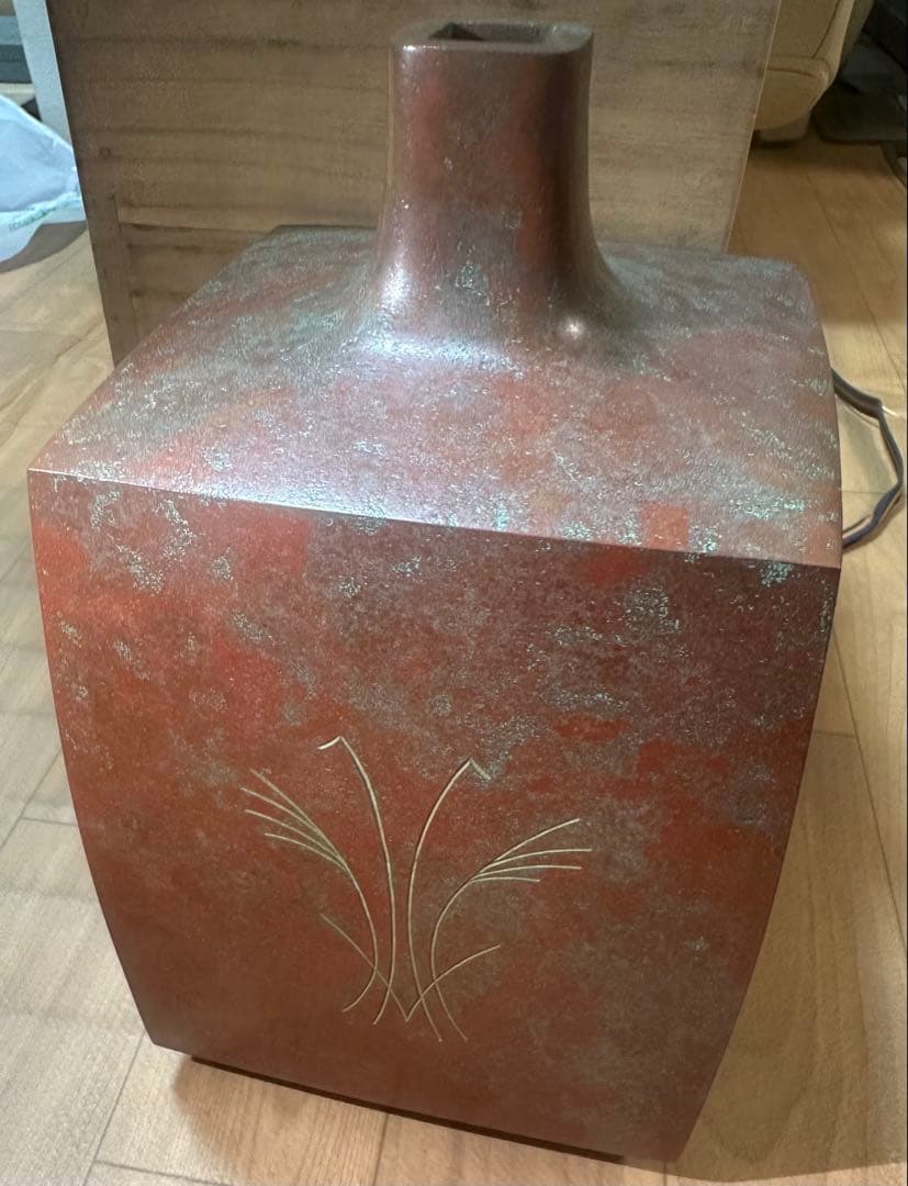 赤い青銅製の花瓶、彫刻デザイン