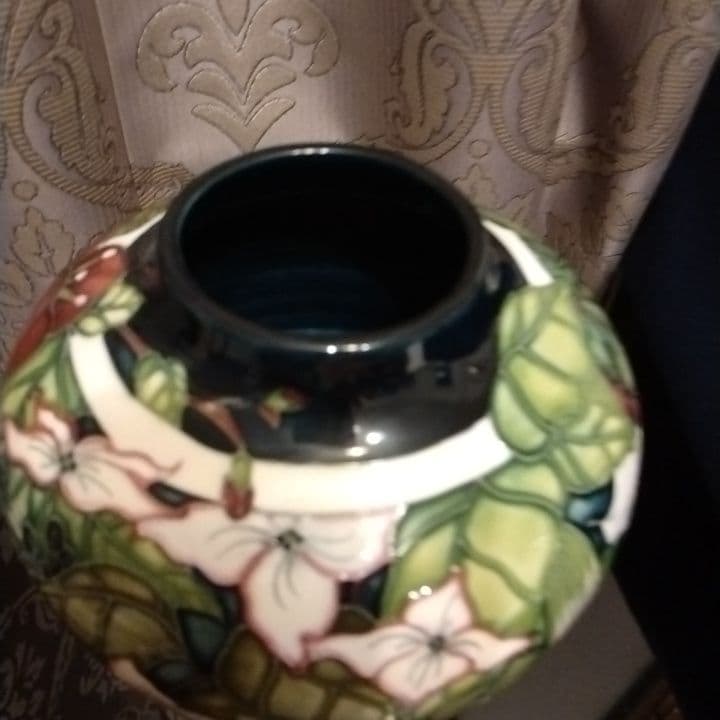 英国W.MOORCROFT「モークロフト」社の装飾陶芸品ー花瓶