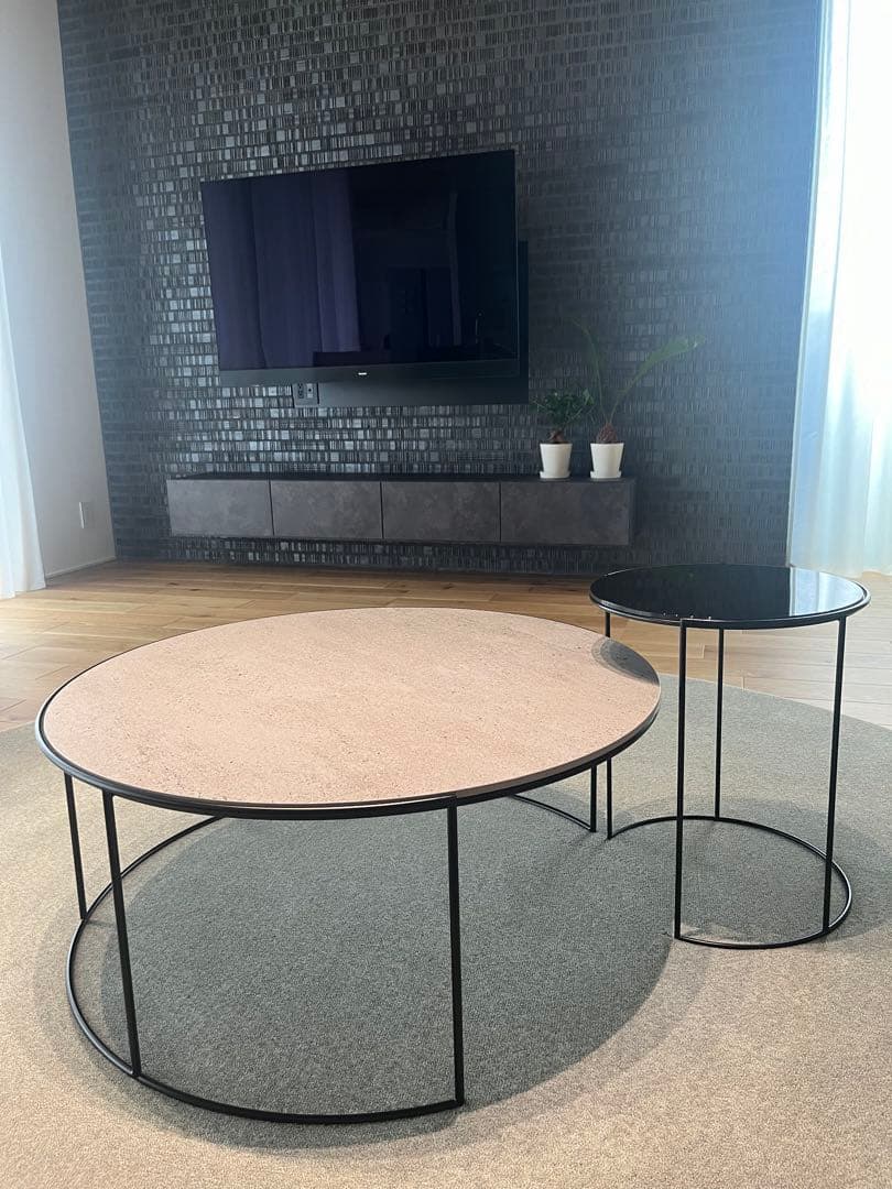 Arflex CLIP Table DECKTONホワイト、ブラックガラス