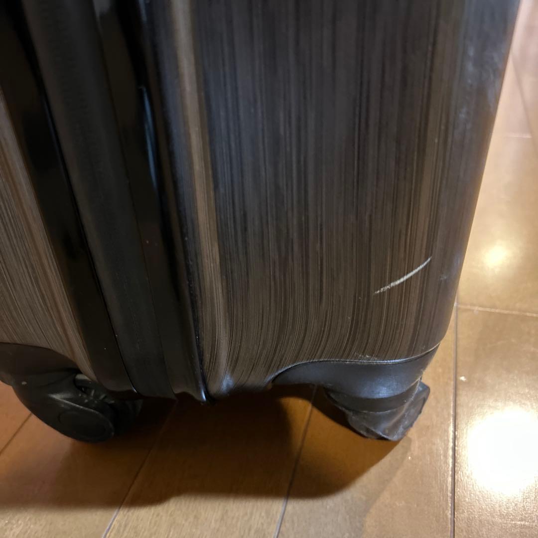 ポルシェデザイン　スーツケース　機内持ち込み可能　ガンシルバー