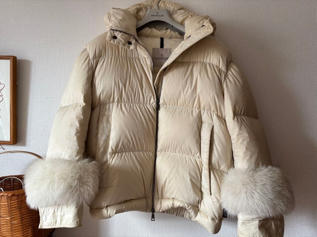MONCLER フード付きダウンジャケット　袖ファー　オフホワイト　サイズ2