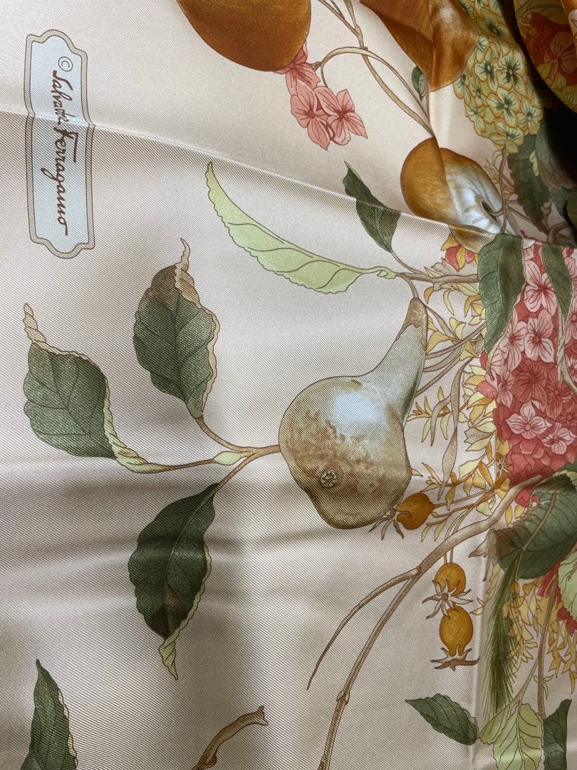 【新品未使用】フェラガモ Ferragamo 果実スカーフ 85✖️85センチ