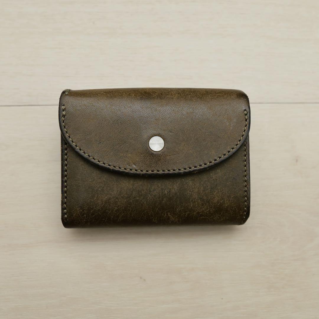 Iru PUEBLO LEATHER COMPACT WALLET カーキ