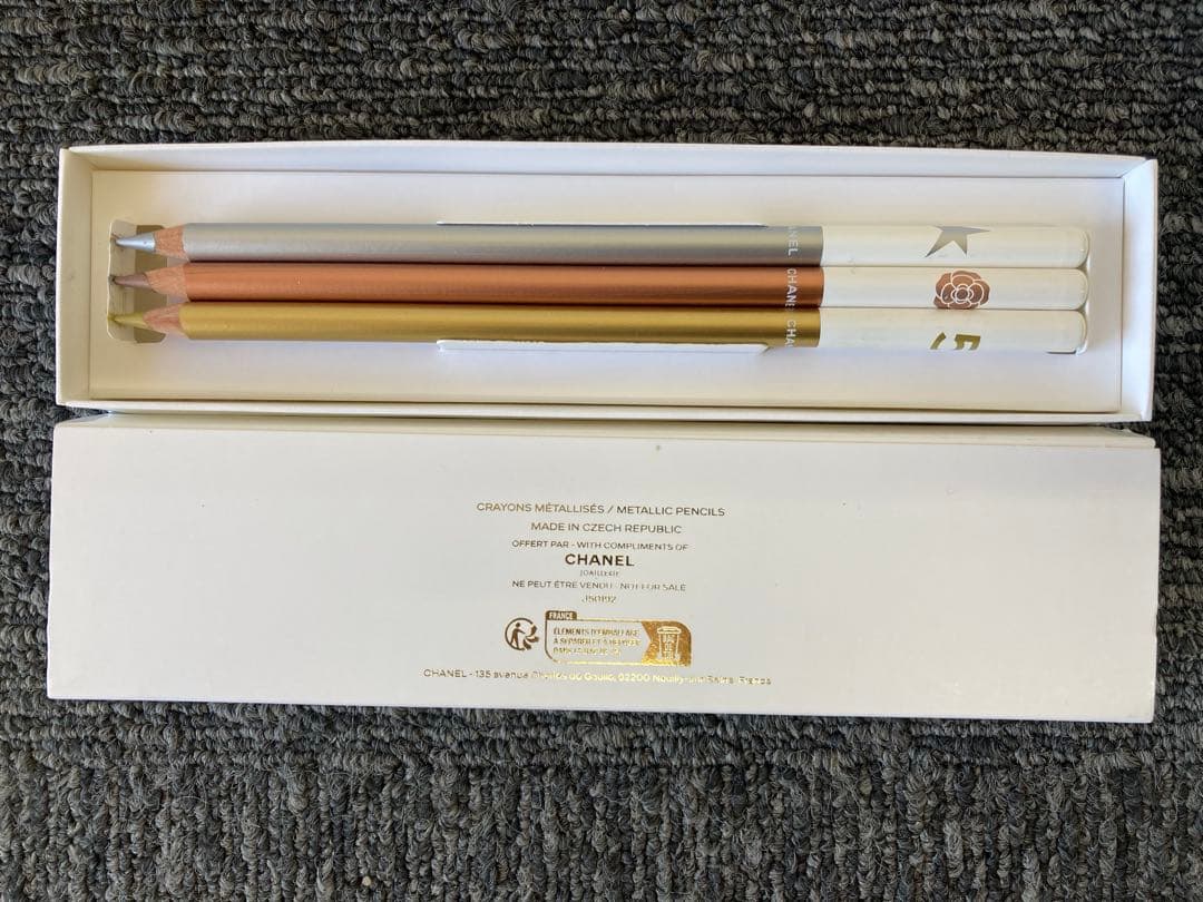 CHANEL メモ帳とメタリック色鉛筆セットとメタリッククレヨン、鉛筆セット