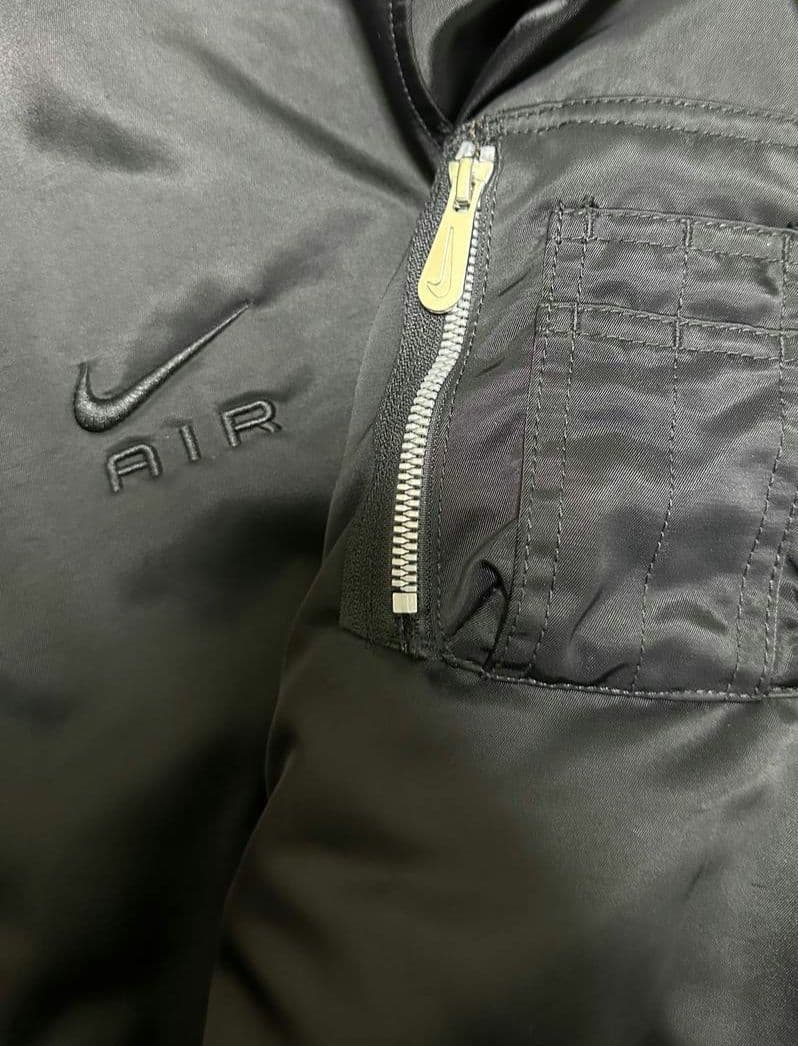 NIKE 背面ロゴ ボンバージャケット MA-1 メンズ 黒 短丈 ダウン