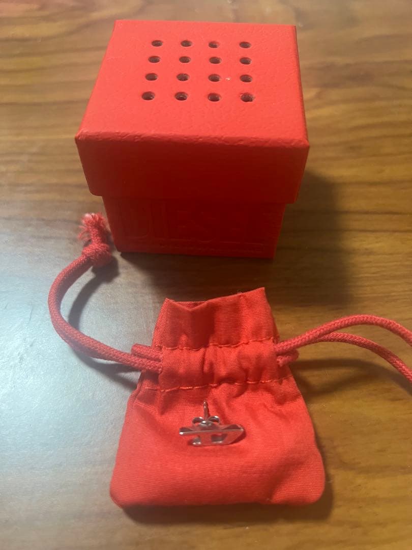 DIESEL レッドボックス付きアクセサリー