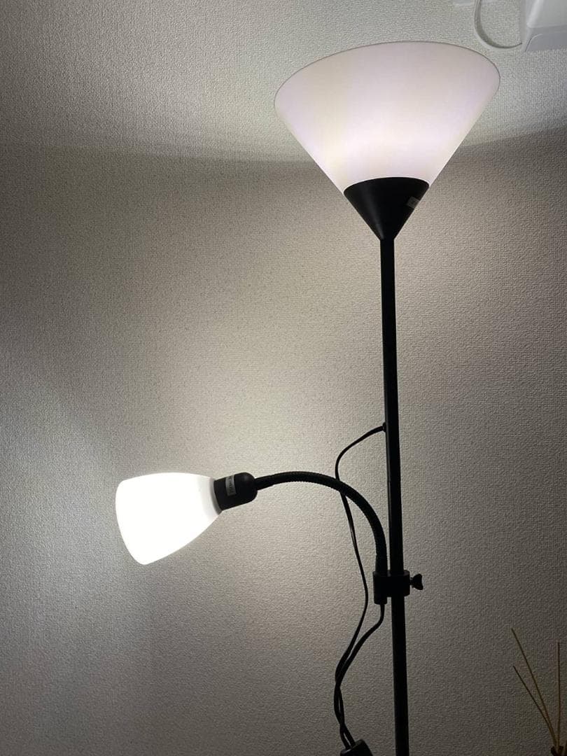 シルバーのトーチ型フロアランプ / 北欧風デザイン / おしゃれなLED