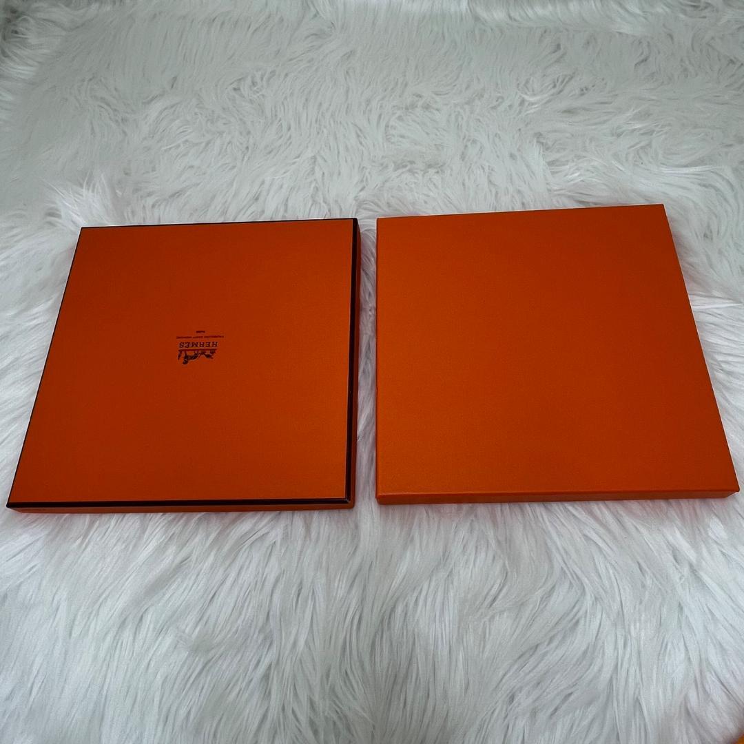 新品保管品　エルメス　HERMES 未使用品　カレ90 　スカーフ　オレンジ系