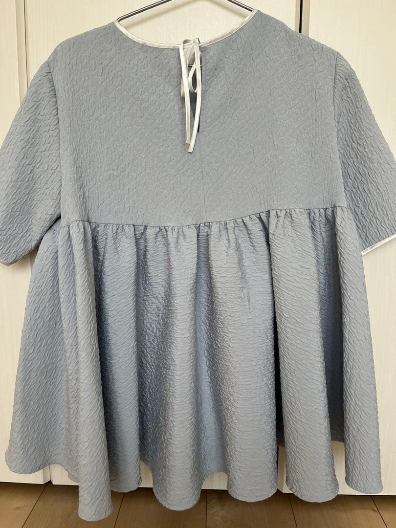 【yori 】フクレサイドギャザーブラウス　ライトサックス　38