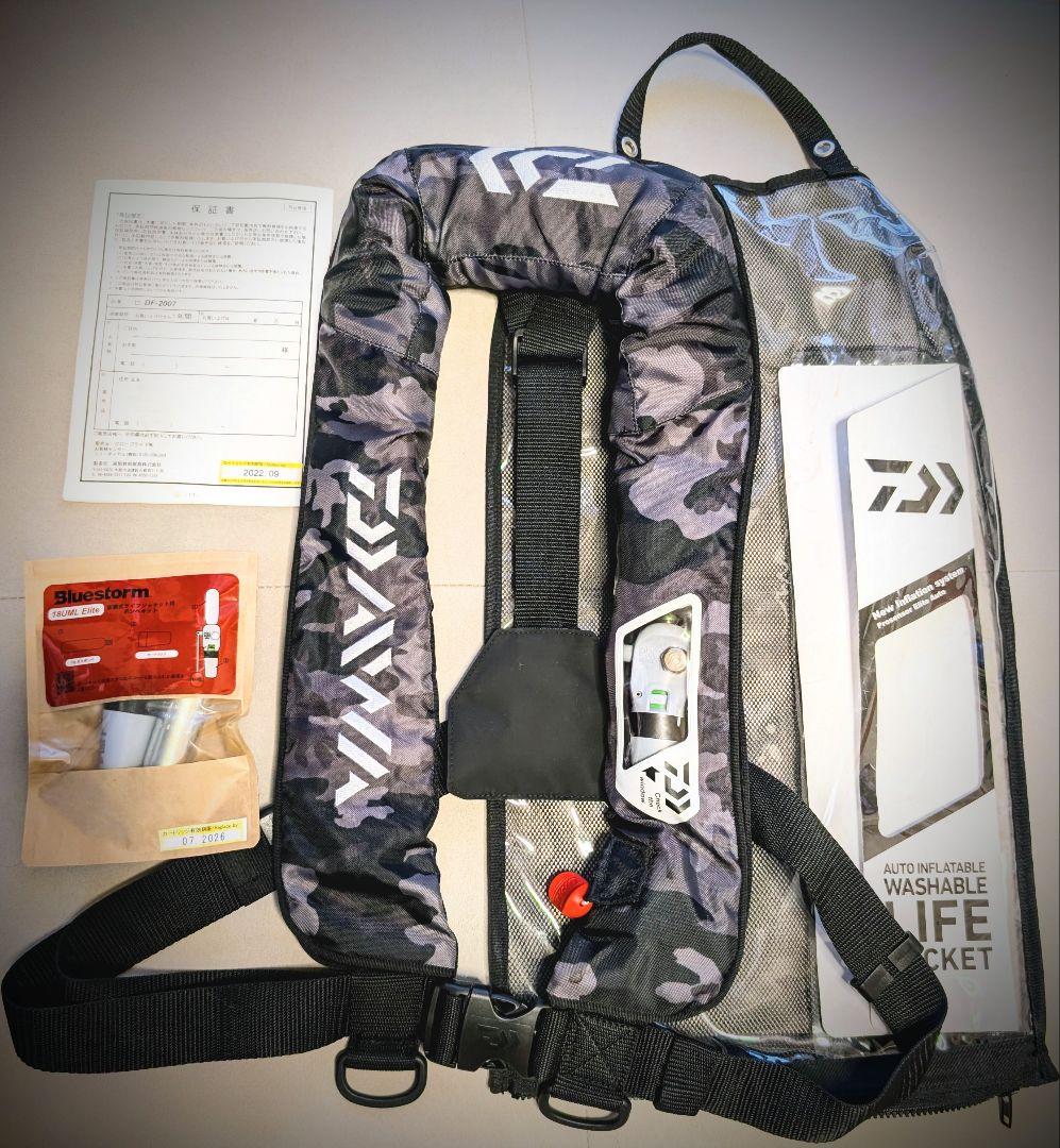 ■交換カートリッジ付き Daiwa DF2007 ライフジャケット 迷彩