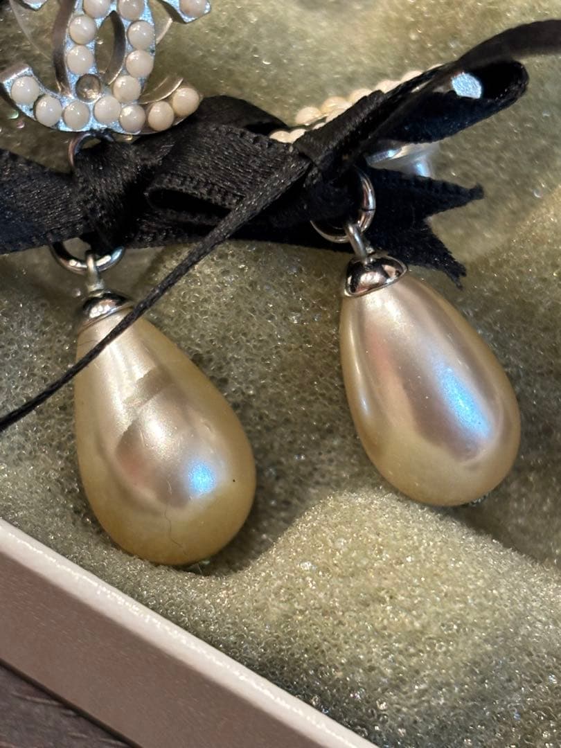 CHANEL パール型ピアス CCロゴ付き