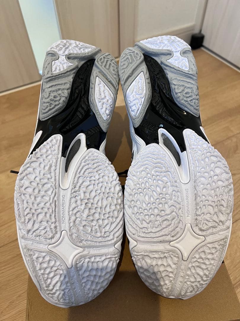 新作　ミズノ　バレーボールシューズ　ウェーブライトニング　25.5センチ