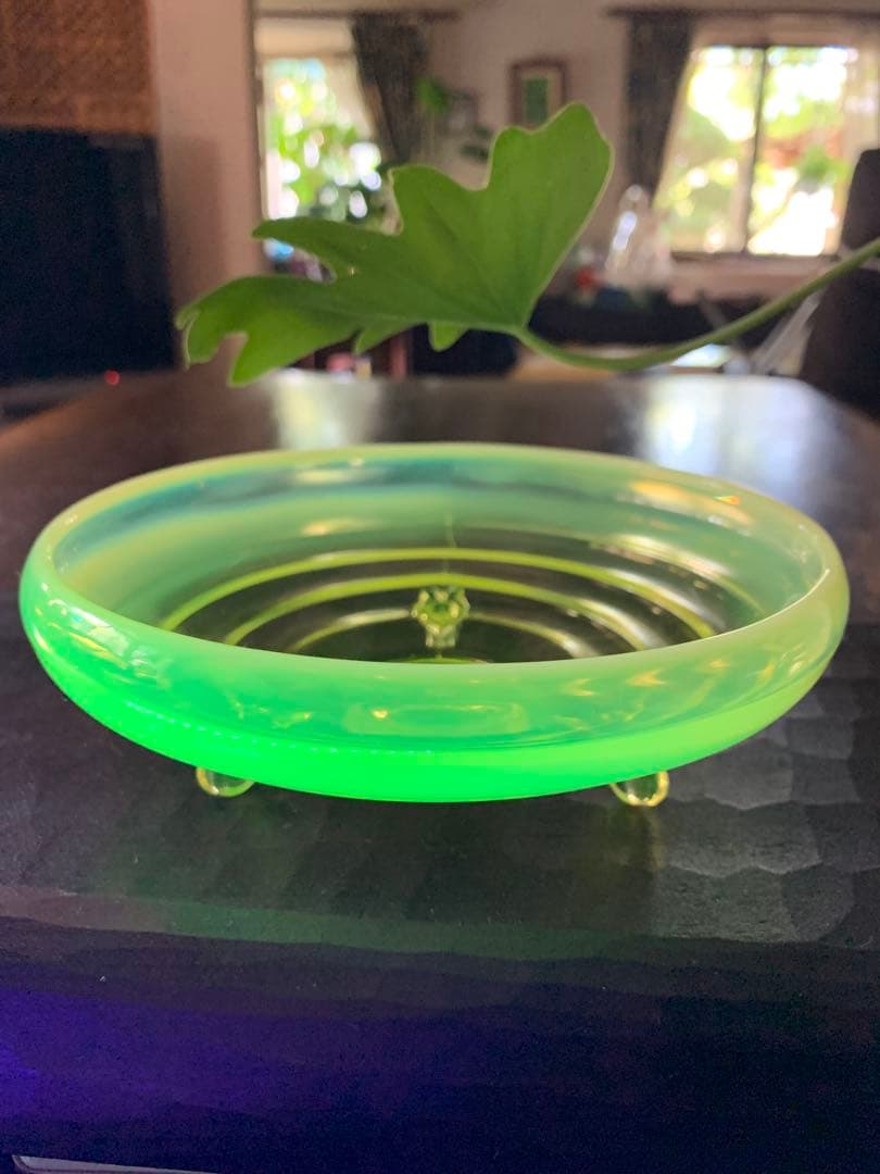 ウランガラス　ワセリンガラス　乳白色　アンティーク　フェントン　三つ足付き