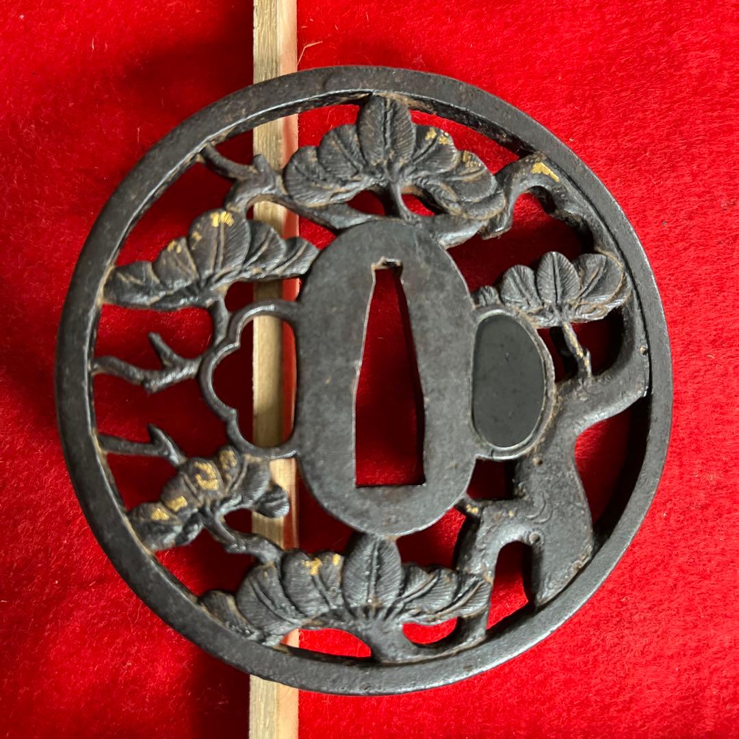 松図の透かし鉄鍔