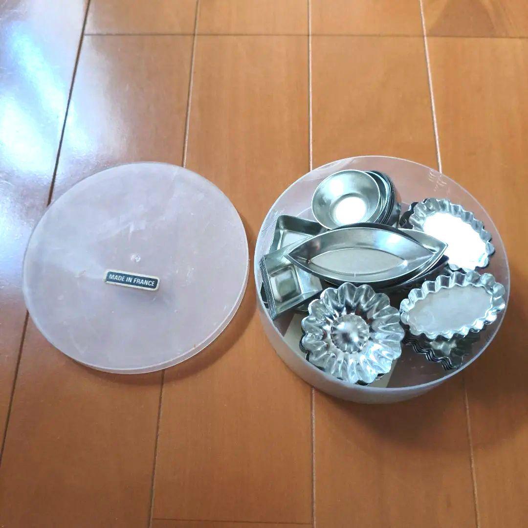ブリキ製ベーキングモールドカップ 料理アート ミニタルト缶 フランス製 59個
