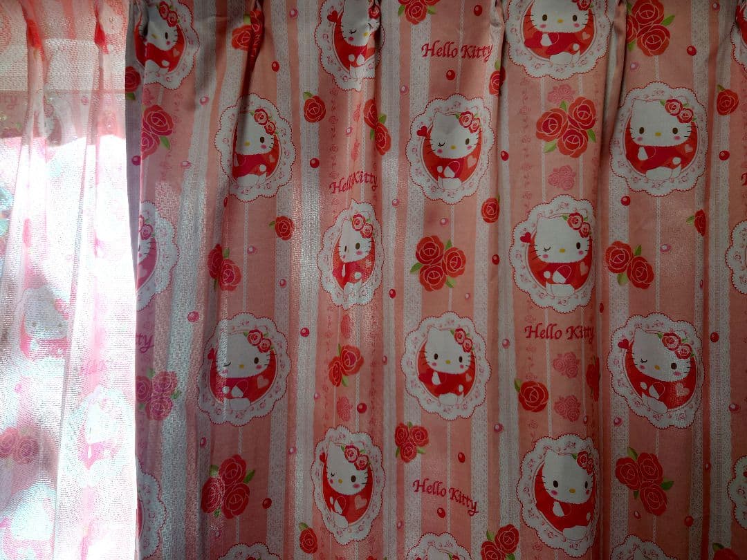 ハローキティ ピンクカーテン