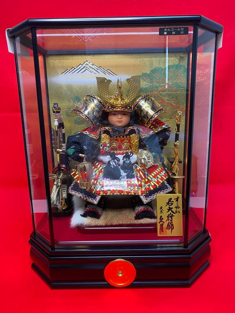 東京久月　五月人形　家紋付き若大将飾りオルゴール付六角ガラスケース入